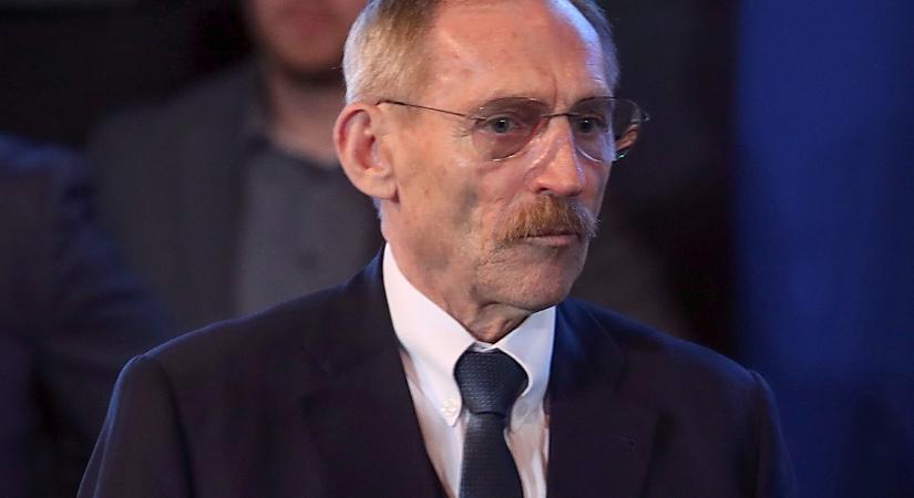 Pintér Sándor régi Wartburgja ismét feltűnt az utakon - a miniszter a lelépése után a legnagyobb nyugiban csapatta az M7-esen