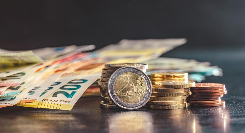 Megjósolta az elemző: ezen az árfolyamon jöhet Magyarországon az euró