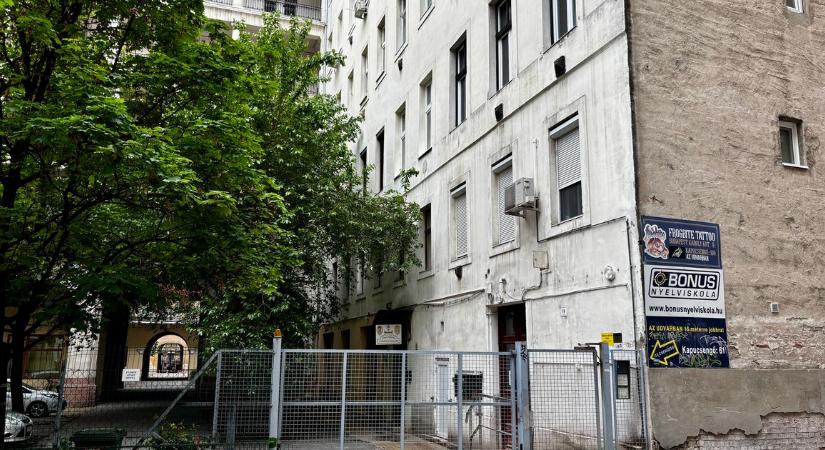 Drogos zombik lepték el a belvárosi háztömböt, tehetetlenek a lakók – szétnéztünk, mi zajlik Budapest frekventált kerületében