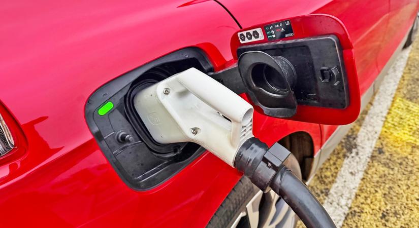 Kiderült, mi tartja még vissza az európaiakat az elektromos autóktól