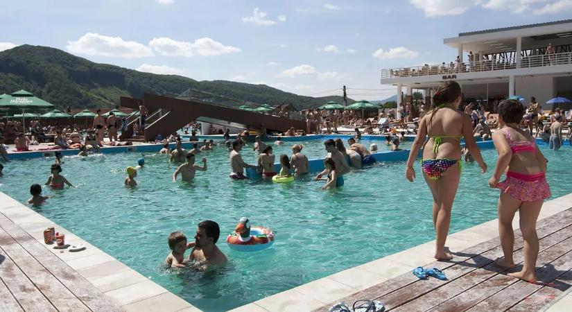 Nyolcszázezer forint közelébe emelkedett az átlagkereset, nyitnak a strandok – heti összefoglaló