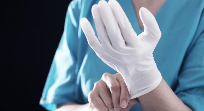 Egy éve ilyenkor: csilipaprikás kesztyűvel vizsgálta meg az aranyeres rabot a tiszalöki börtön doktornője