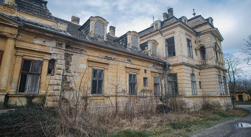 Urbex: az enyészeté lesz a tengelici Schell-kastély (fotók)