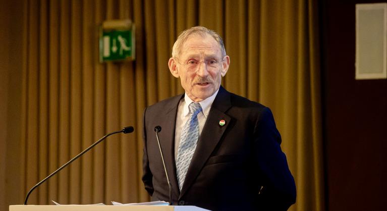 Pintér Sándor elővette a legendás Wartburgját, az M7-esen kapták lencsevégre az exminisztert