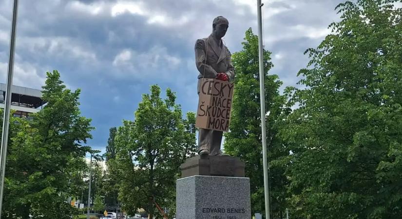 Megrongálták Beneš brünni szobrát: „cseh náci, Morvaország kártevője”