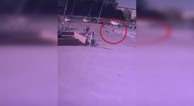Videón, ahogy elnyel a föld egy kisgyereket Kazahsztánban