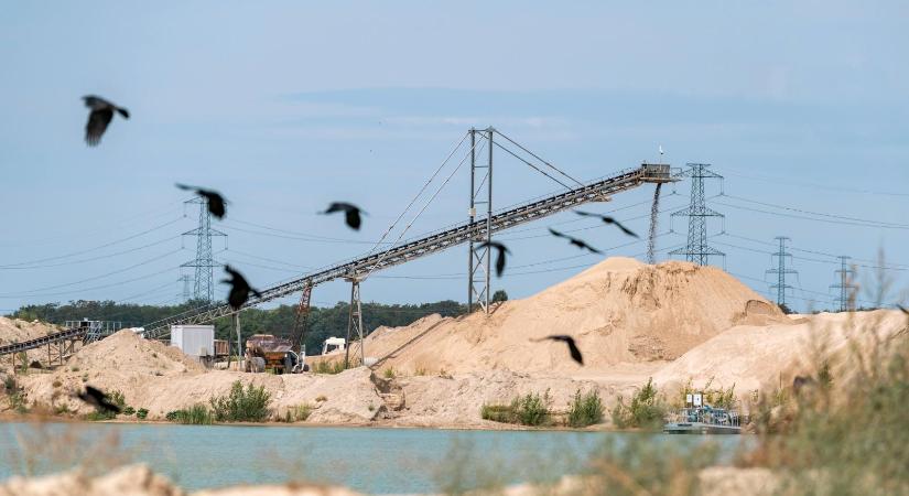 Bányató lesz. Maradhat? – Módosíttatná az engedélyét a NER-es kavicskirály bányaszomszédja