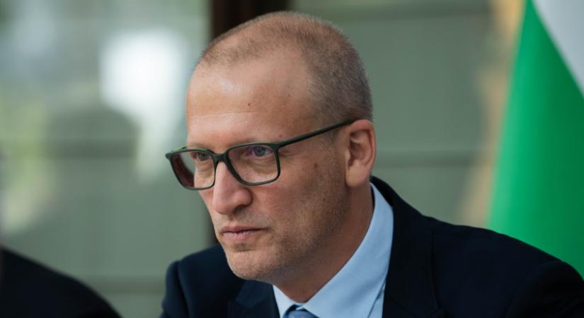 Megküldték a selyemzsinórt a közmédia vezetőinek – Fél éven belül teljesen új vezetést akar a kormány