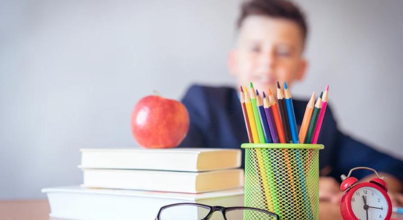 Augusztustól százezer forintos iskolakezdési támogatást kapnak a rászoruló családok