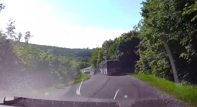 „Ekkora beláthatatlan kanyarban?! Te beteg vagy!” - életveszélyes manővert hajtottak végre Borsodban (Videóval)