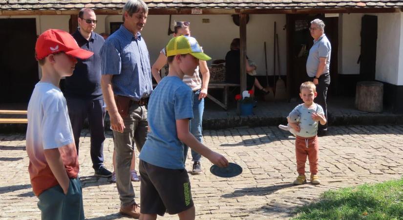 Galambröptetés és pünkösdi királyválasztás varázsolta el a gyerekeket Vásárhelyen