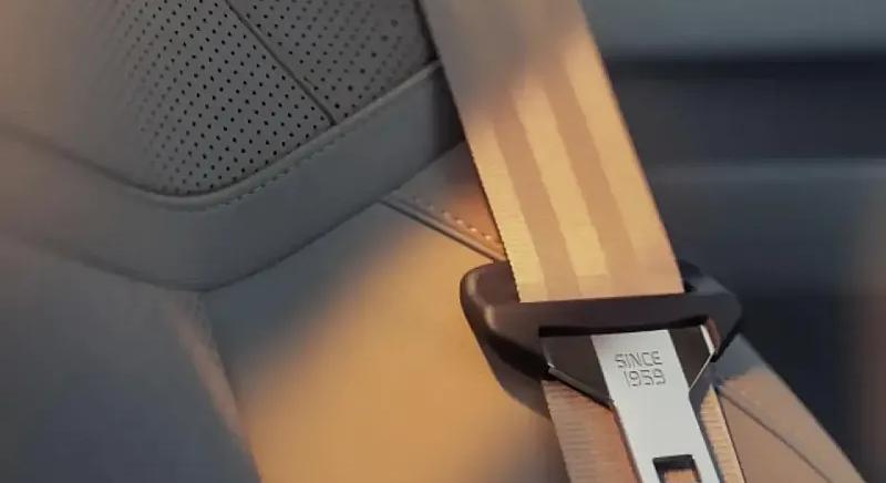 A Volvo új biztonsági öve már azt is figyeli, ki ül az autóban