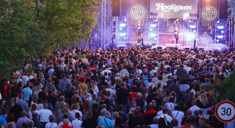 Óriási bulit csinált a Hooligans Berettyóújfaluban, fotókon a koncert és az ünneplő tömeg!