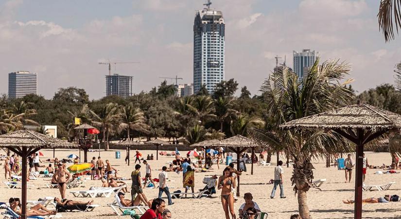 Ezen a strandon éjjel is csak nők fürödhetnek, fotózni szigorúan tilos!