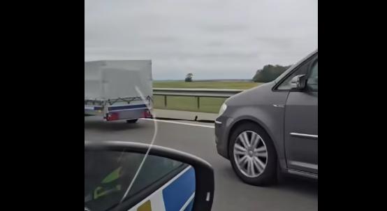 Elképesztő ötlet: biztonsági övvel vontattak az M3-as autópályán