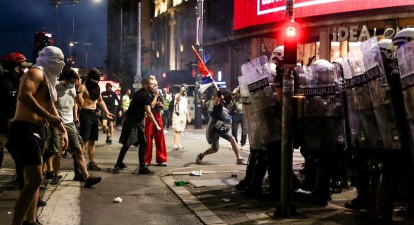 Vucsics ellen tüntető fiatalok csaptak össze a rendőrökkel Belgrádban – videók