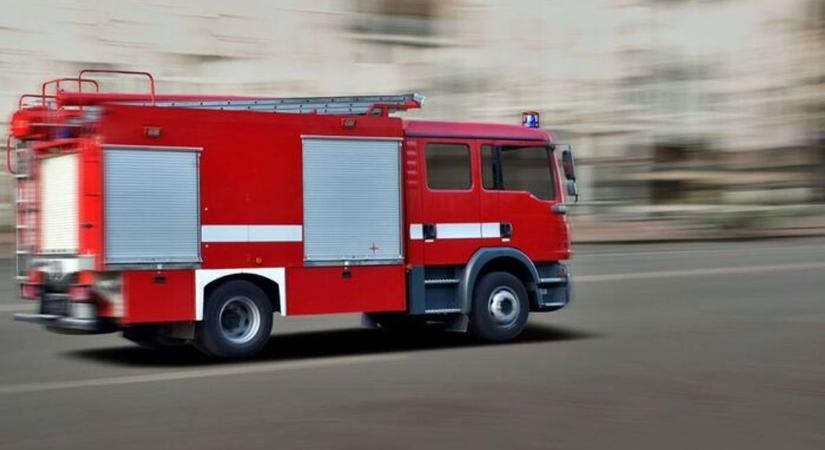Árokba hajtott egy autó, félpályán halad a forgalom – a sofőr ki tudott szállni a kocsiból