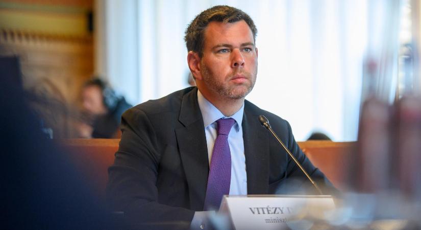 Vitézy Dávid bemutatta új államtitkárát
