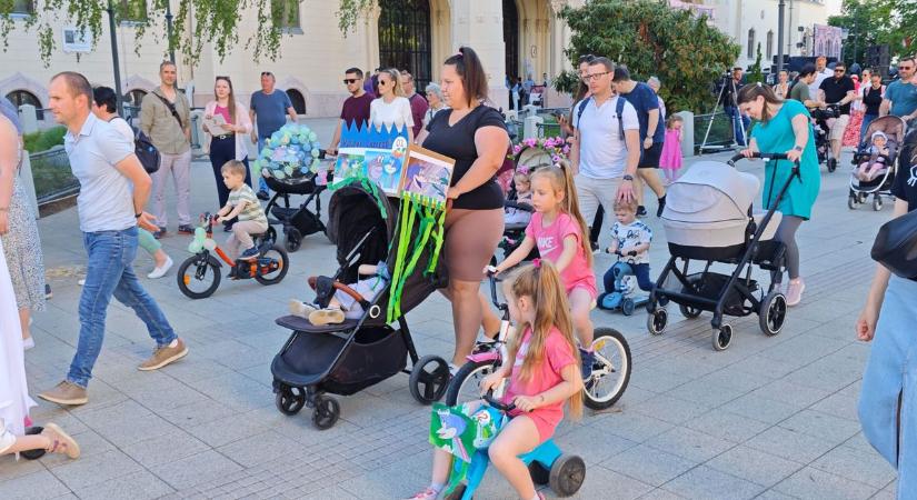 Mesébe illő babakocsik lepték el Kecskemét főterét  fotók, videó