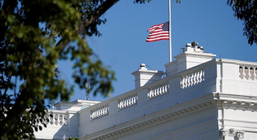 Trump az irodájában dolgozott, amikor tüzet nyitottak a Fehér Háznál