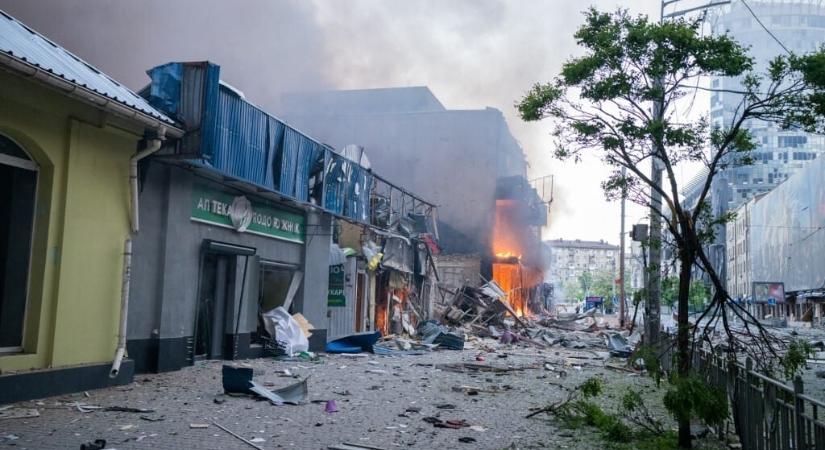 Oroszország nagy erőkkel támadta Kijevet az éjjel, lakóházakat és iskolákat is találat ért