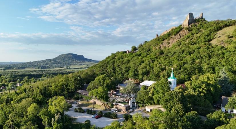 Balatoni nyáresték a Szigliget Várudvaron
