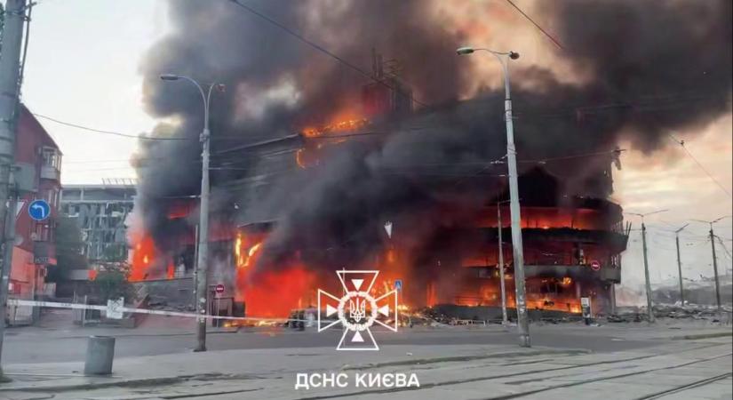 Teljesen leégett egy bevásárlóközpont Kijevben – videó