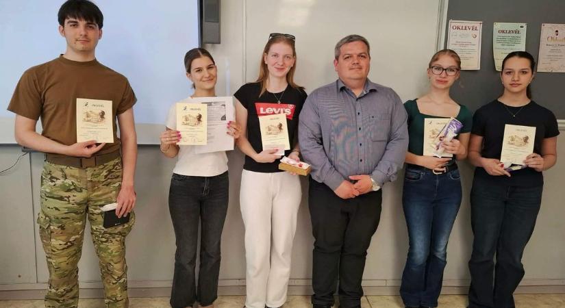 Fiatalok beszéltek a modern kereskedelem veszélyeiről – figyelemre méltó előadások a Sipkay technikumban