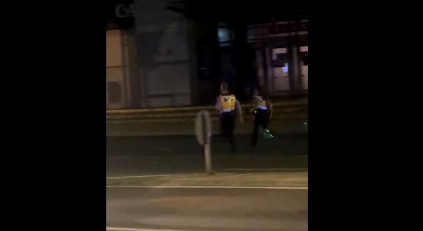 VIDEÓ – Leszámolás a pécsi belvárosban: tömegverekedés, a kés is előkerülhetett