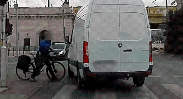 Ököllel esett neki a furgonnak egy biciklis Budán, a Margit hídnál