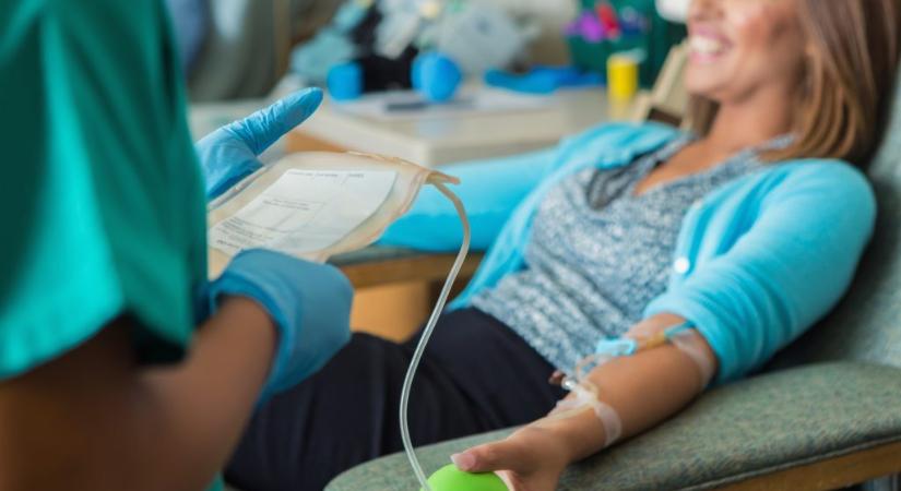 Lemondott az Országos Vérellátó Szolgálat éléről Bayer Zsolt felesége