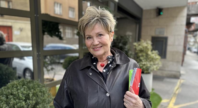 Virág helyett parókát vitt ajándékba barátnőinek Bay Éva: „Nem kell ebből ügyet csinálni!”