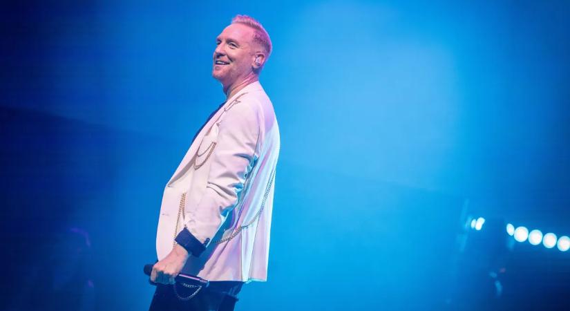 "Lehetsz király" – Bereczki Zoltán 50? Ez srác még mindig csak 20 éves! Őrületes fotókon az Aréna koncert
