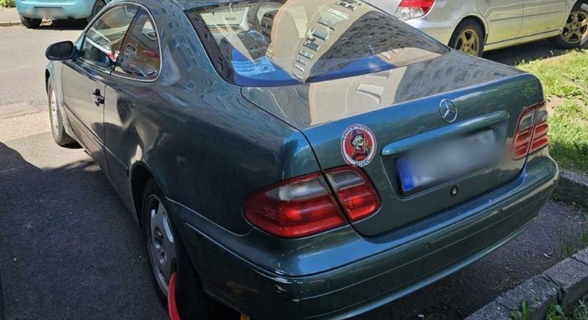 Viccesnek hitte az ablak mögé tett táblát, kerékbilincs lett a vége