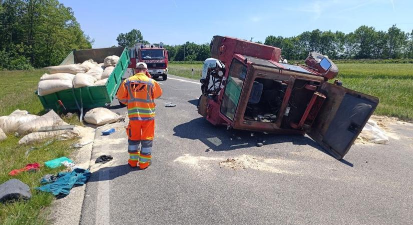 Traktorral ütközött össze egy furgon a 85-ösön, Kónynál - fotó