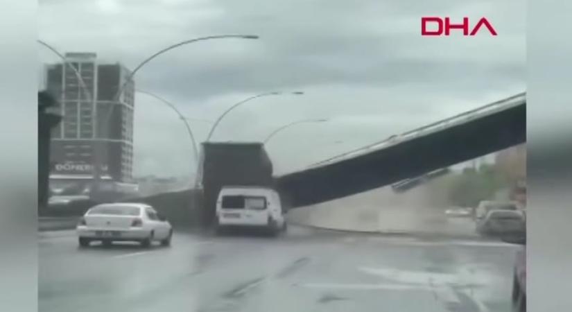 Videó: egy billencs felnyitva felejtett platója döntött össze egy gyalogos felüljárót Ankarában