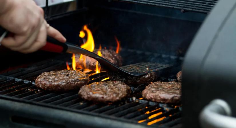 Ezzel az egyszerű trükkel többé nem ragad le a hús a grillrácsra