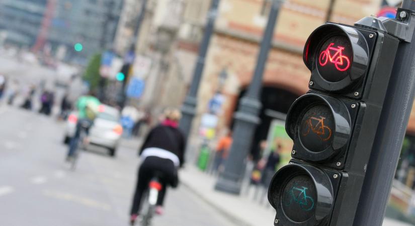 Durva balhét vett fel a kamera Budapesten: hajszálon múlt a gázolás