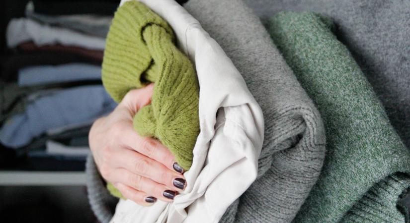 A hiba, ami tönkreteszi a téli ruháidat, amikor nyárra elpakolod őket