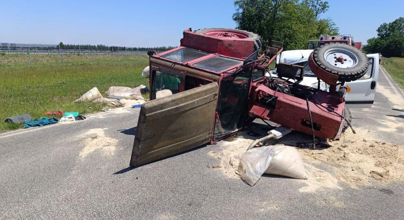 Furgonnal ütközött, majd felborult egy traktor a 85-ösön - többen megsérültek