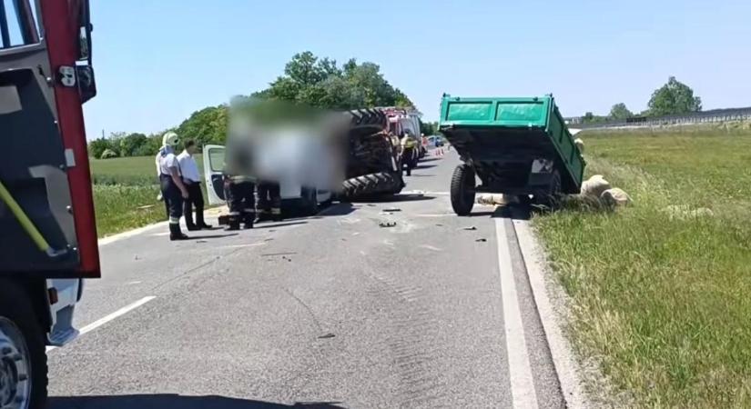 Furgonnal ütközött és felborult egy traktor Kónynál VIDEÓ