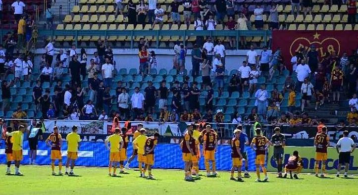 Tragikomédia: 3 öngóllal esett ki egy csapat az élvonalból - videó