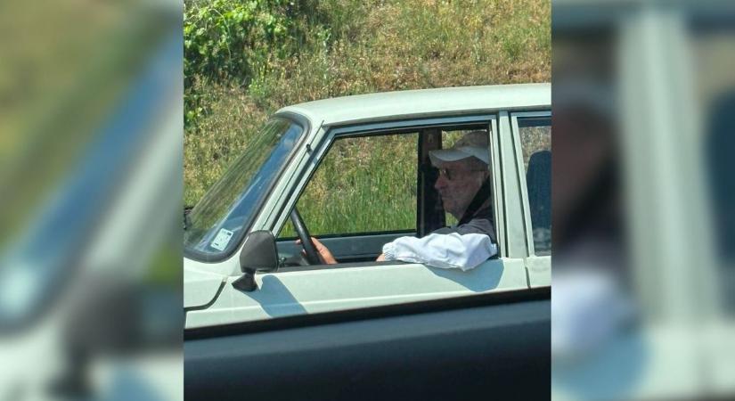 Ablak le, könyök ki: Pintér Sándor 37 éves Wartburgjával csapat az M7-esen