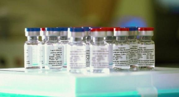 EMMI: a krónikus betegséggel nem rendelkező 75 év alattiakat kezdik oltani az orosz vakcinával