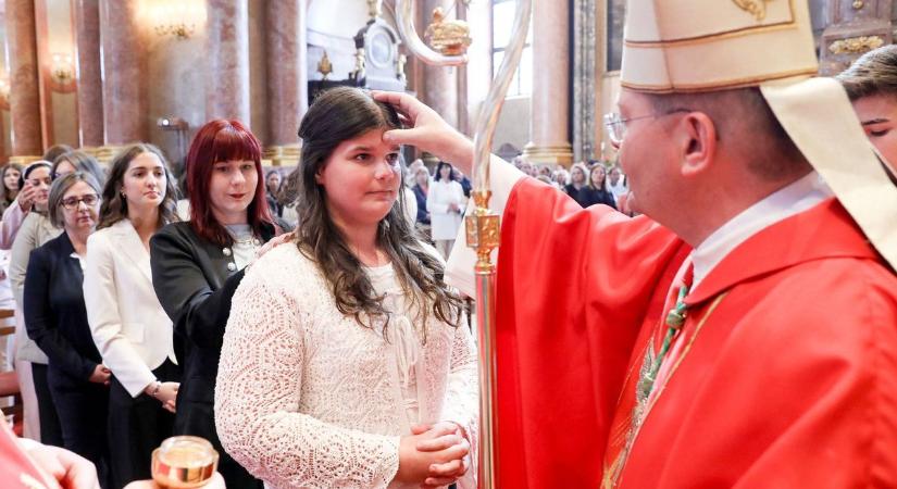 Szombathelyi bérmálás: a Székesegyházban gyűltek össze a fiatalok pünkösd vasárnapján (fotók)