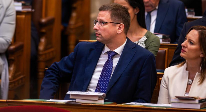Gulyás Gergely leírta, hogy soha nem tagadja meg Balog Zoltánt, csak azt nem merte hozzáfűzni, hogy miatta a pedofilsegítő Kónya Endre kapott elnöki kegyelmet