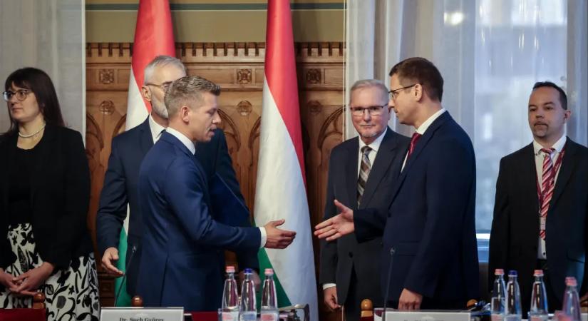 Egymásnak üzenget Magyar Péter és Gulyás Gergely a kegyelmi ügyben