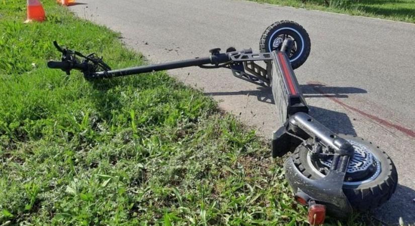 Életveszélyes mutatvány lett a közös rollerezésből, két tinédzser csapódott neki az autónak