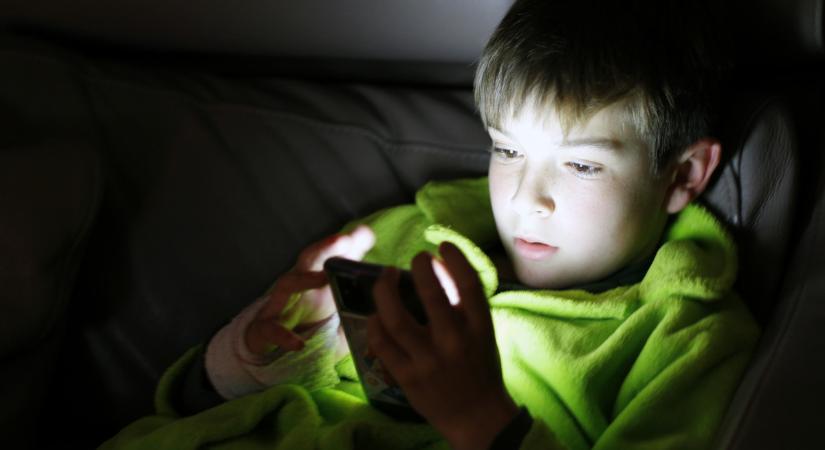 Szakértő: a Facebook bizonyítottan függőséget okozhat, de fiúknál és lányoknál másként