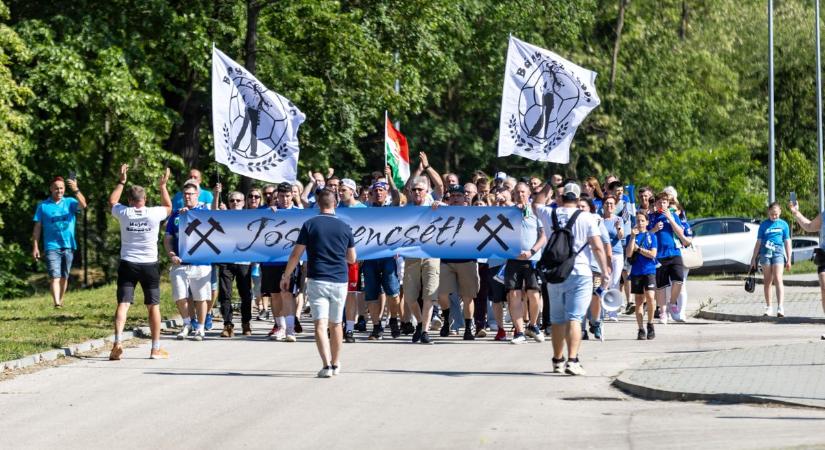 Kék-fehér menet a döntő előtt: megérkeztek a tatabányai szurkolók FOTÓ VIDEÓ